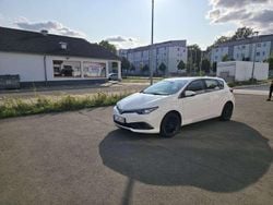 Weiß Gebraucht 2015 Toyota Auris Design Limousine | 7.900 € (Fairer Preis)