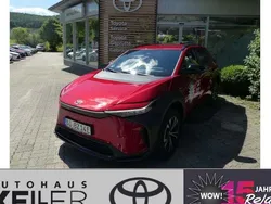 Karminarot metallic Gebraucht 2025 Toyota bZ4X SUV | 39.960 € (Fairer Preis)