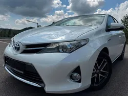 Weiß Gebraucht 2014 Toyota Auris Hybrid Life+ Limousine | 7.600 € (Superpreis)