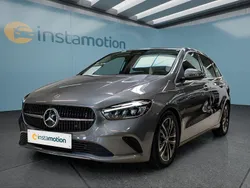 Grau Gebraucht 2023 Mercedes B180 Van / Kleinbus | 30.149 € (Fairer Preis)