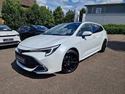 Platinumweiß (metallic) Gebraucht 2023 Toyota Corolla Lounge Kombi | 31.990 € (Teuer)