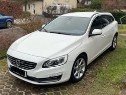 Weiß Gebraucht 2014 Volvo V60 Momentum Kombi | 9.500 € (Fairer Preis)