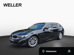 Black sapphire (schwarz) Gebraucht 2023 BMW 318 Shadowline Kombi | 27.450 € (Fairer Preis)