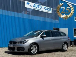 Grau Gebraucht 2018 Peugeot 308 Active Limousine | 10.990 € (Etwas zu teuer)