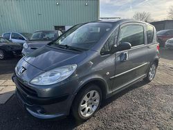 Grau Gebraucht 2006 Peugeot 1007 Filou Van / Kleinbus | 1.700 € (Superpreis)