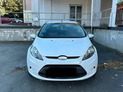Weiß Gebraucht 2009 Ford Fiesta Kleinwagen | 1.900 €