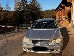 Silber Gebraucht 2006 Mercedes 220 Kombi | 2.200 €