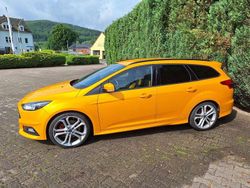 Gelb Gebraucht 2015 Ford Focus Sport Kombi | 14.500 € (Fairer Preis)