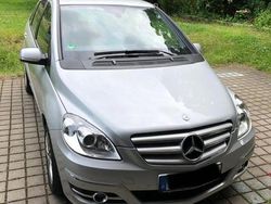 Silber Gebraucht 2011 Mercedes B200 Van / Kleinbus | 12.690 €