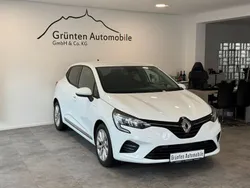 Weiß Gebraucht 2021 Renault Clio V Experience Limousine | 14.880 € (Etwas zu teuer)