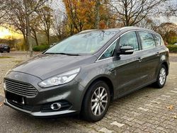 Grau Gebraucht 2018 Ford S-MAX Titanium Van / Kleinbus | 17.900 € (Teuer)