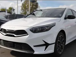 Deluxeweiss metallic Gebraucht 2024 Kia Ceed 3 Limousine | 25.598 € (Fairer Preis)