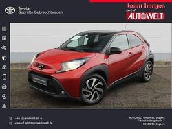 Chili red perleffekt/ night sky black Gebraucht 2024 Toyota Aygo X Basis SUV | 15.990 € (Fairer Preis)