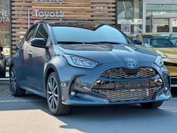 Grau Neu 2025 Toyota Yaris Hybrid Sport Limousine | 35.490 € (Teuer)
