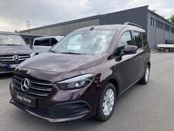 Rubellitrot metallic Gebraucht 2023 Mercedes 180 Progressive Limousine | 29.900 € (Fairer Preis)