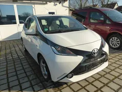 Weiß Gebraucht 2016 Toyota Aygo X-play Kleinwagen | 8.490 € (Fairer Preis)