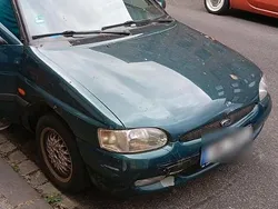 Grün Gebraucht 1999 Ford Escort Limousine | 750 € (Guter Preis)
