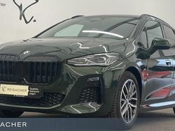 Sanremo green metallic Gebraucht 2024 BMW 218 Active Tourer Shadowline Van / Kleinbus | 28.949 € (Guter Preis)