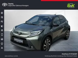 Cardamon green metallic/ night sky black Gebraucht 2023 Toyota Aygo Comfort Kleinwagen | 15.880 € (Fairer Preis)