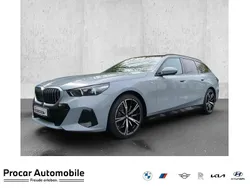 Grau Gebraucht 2024 BMW 520 M Sport Kombi | 54.240 € (Superpreis)