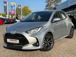 Shimmering silver metallic Gebraucht 2023 Toyota Yaris Basis Limousine | 18.990 € (Fairer Preis)
