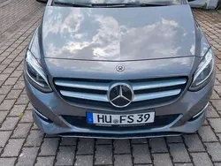 Grau Gebraucht 2017 Mercedes B200 Van / Kleinbus | 17.350 € (Fairer Preis)