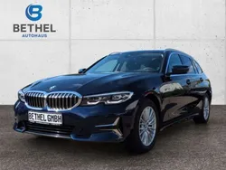 Dunkelblau (metallic) Gebraucht 2021 BMW 320e Luxury Line Kombi | 32.490 € (Fairer Preis)