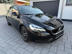 Black solid "stone" / solid Gebraucht 2017 Volvo V40 Momentum Kombi | 13.990 € (Fairer Preis)