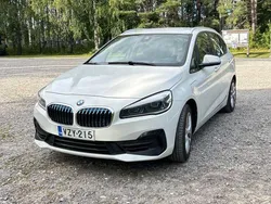 Weiß Gebraucht 2018 BMW 225 Active Tourer iPerformance Van / Kleinbus | 17.400 € (Teuer)