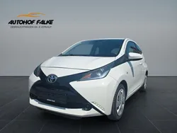 Weiß Gebraucht 2015 Toyota Aygo X-play Kleinwagen | 5.450 € (Fairer Preis)