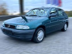 Grün Gebraucht 1995 Opel Astra Limousine | 2.199 €
