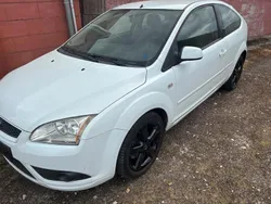 Weiß Gebraucht 2007 Ford Focus Kleinwagen | 1.555 € (Fairer Preis)