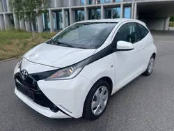 Weiß Gebraucht 2015 Toyota Aygo X-play Kleinwagen | 4.650 € (Fairer Preis)