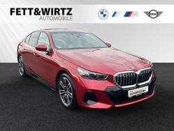 Fire red metallic Gebraucht 2025 BMW 550e M Sport Limousine | 68.761 € (Superpreis)