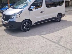 Grau Gebraucht 2016 Renault Traffic Van / Kleinbus | 12.000 €