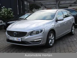 Silber Gebraucht 2015 Volvo V60 Momentum Kombi | 14.790 € (Fairer Preis)
