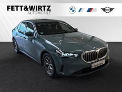 Cape york grün metallic Neu 2024 BMW 520 Sport Line Limousine | 48.800 € (Superpreis)