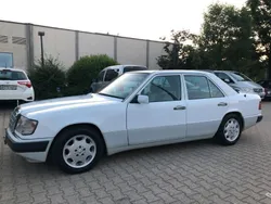 Weiß Gebraucht 1990 Mercedes E250 Limousine | 7.900 €