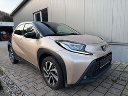 Ginger beige (4u9)/ black mica Gebraucht 2023 Toyota Aygo Pulse Kleinwagen | 15.600 € (Superpreis)