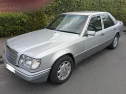 Silber Gebraucht 1995 Mercedes E200 Limousine | 7.990 €