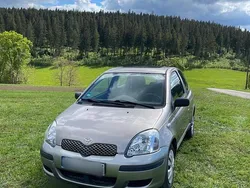Grau Gebraucht 2003 Toyota Yaris Kleinwagen | 600 € (Guter Preis)