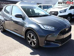 Ash grey metallic Neu 2025 Toyota Yaris Hybrid Kleinwagen | 25.304 € (Fairer Preis)