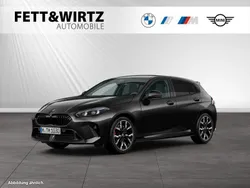 Saphirschwarz metallic Neu 2025 BMW 120 M Sport Kleinwagen | 43.490 € (Teuer)