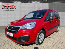 Rot Gebraucht 2017 Peugeot Partner Tepee Active Van / Kleinbus | 7.985 € (Guter Preis)