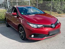 Rot Gebraucht 2018 Toyota Auris Hybrid Limousine | 13.500 € (Fairer Preis)