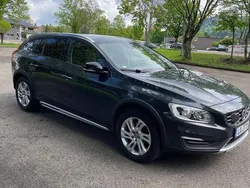 Grau Gebraucht 2017 Volvo V60 CC Kombi | 19.000 €