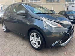 Grau Gebraucht 2014 Toyota Aygo X-play Kleinwagen | 6.390 € (Fairer Preis)