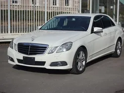 Calcitweiss unilack Gebraucht 2010 Mercedes E350 Avantgarde Limousine | 20.990 €