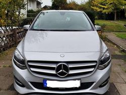 Grau Gebraucht 2015 Mercedes 180 Limousine | 11.500 €