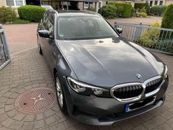 Grau Gebraucht 2021 BMW 320e Kombi | 23.000 €